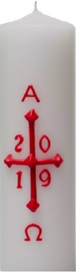 Foto einer Osterkerze mit rotem Kreuz, fünf roten Nägeln, Alpha und Omega und der Jahreszahl